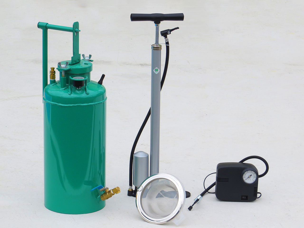 現場で手軽に作業できる省力型の噴霧器 NK-スプレヤーA アスファルト乳剤散布用 ノックス - 3